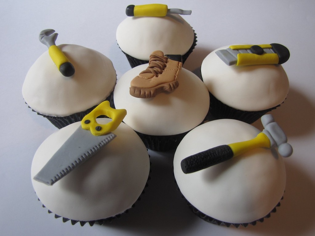 Cupcakes dekorerade för att se ut som olika verktyg, inklusive hammare, såg och skruvmejsel.